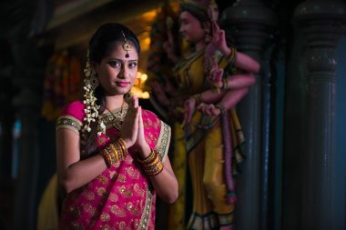geleneksel Hint kadın tapınakta dua