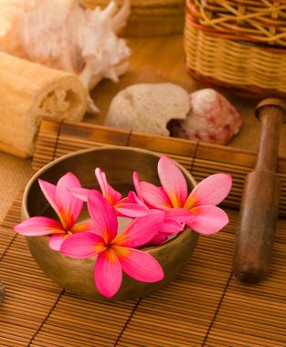 pembe frangipani dokuma bambu hasır üzerinde çakıl taşları ile