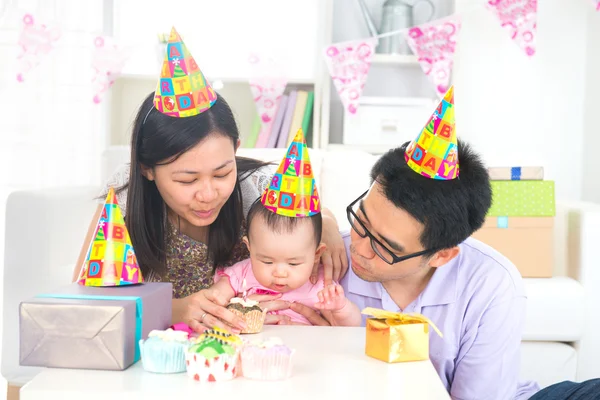 Азиатский китайский родитель празднует полнолуние ребенка — стоковое фото
