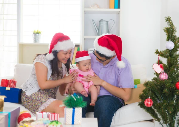 Familia joven china asiática celebrando la Navidad — Foto de Stock