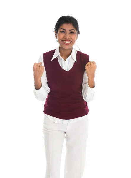 Випадкова індійська жінка в светрі святкує успіх — стокове фото