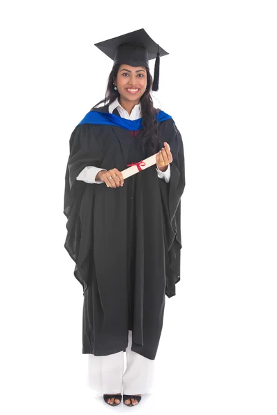 Mujer india graduado aislado en blanco fondo cuerpo completo un — Foto de Stock