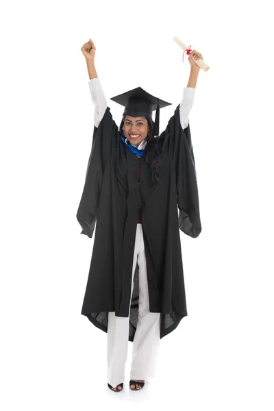 Mujer india graduado celebrando el éxito aislado en blanco bac — Foto de Stock