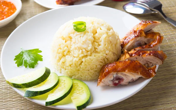 Arroz assado de frango. Asiático estilo hainan frango arroz closeup — Fotografia de Stock