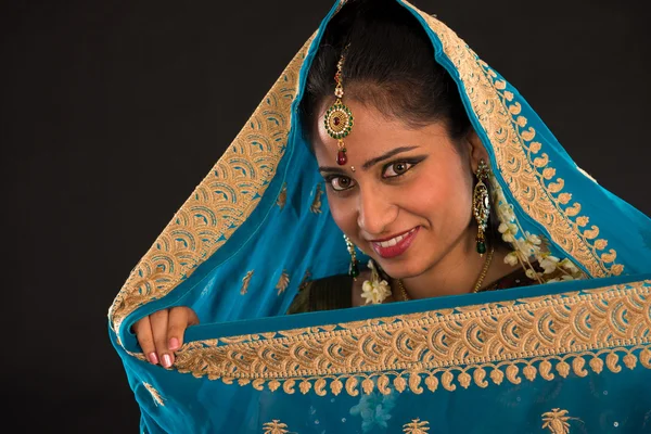 Junge südindische Frau in traditioneller Sari-Kleidung — Stockfoto