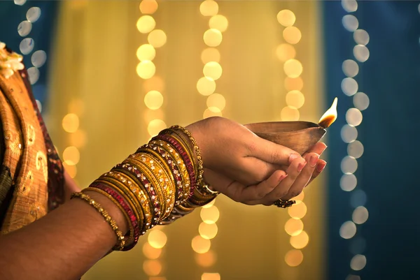 Festival diwali di luci, mani che tengono lampada ad olio indiana Immagini Stock Royalty Free