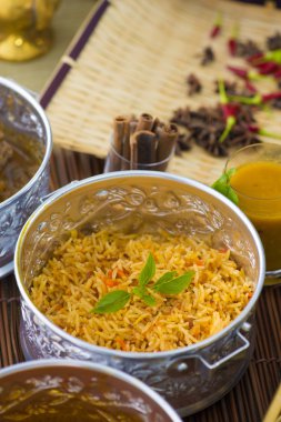 gümüş tabakta tavuk biryani