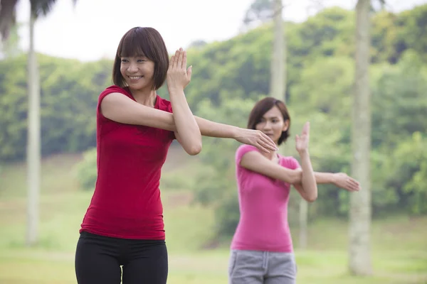 Asiatiska tjejer träna utomhus park — Stockfoto