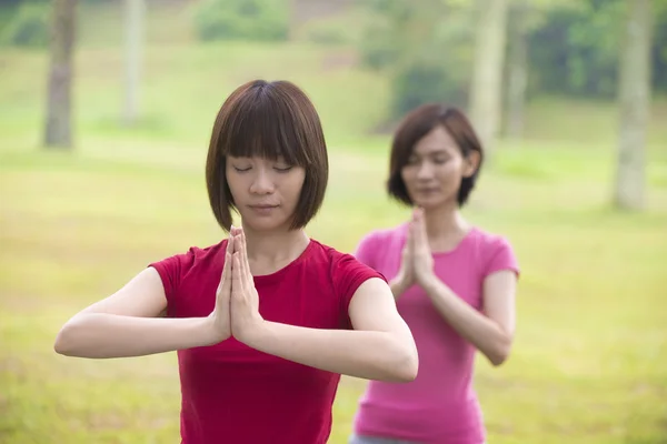 Asyalı kız Yoga açık sahne — Stok fotoğraf