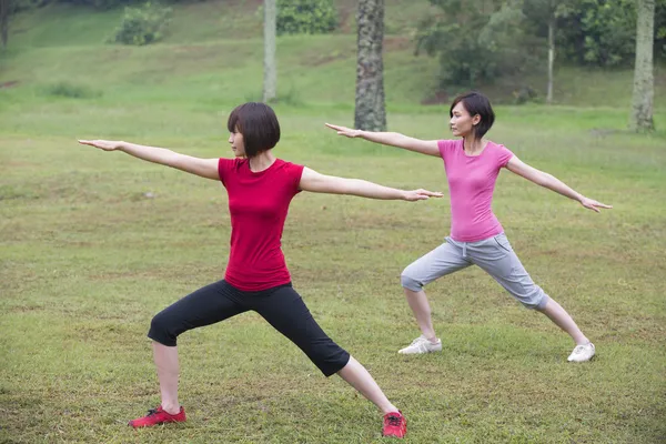Азіатські дівчата працюють на відкритому повітрі парк — стокове фото