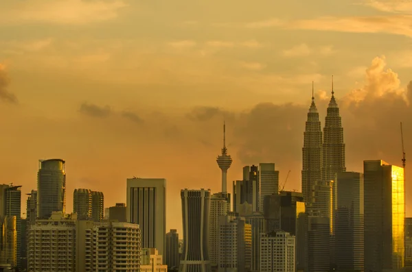 Zachód słońca panoramę miasta Kuala lumpur — Zdjęcie stockowe