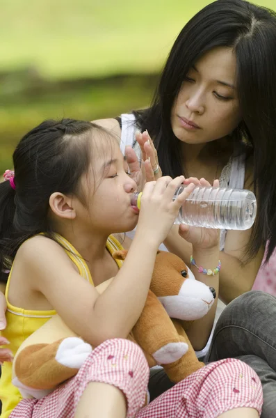 Chinois asiatique mère est réconfortant son pleurer fille — Photo