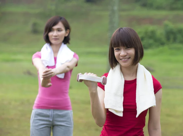 Asiático niñas trabajando fuera al aire libre parque — Foto de Stock