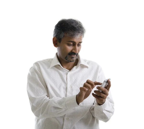 Hombre indio usando teléfono móvil — Foto de Stock