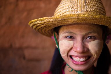 geleneksel thanaka boya ile myanmar kadın yüzü yukarı kapatın,