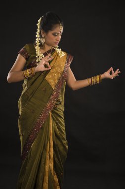 diwali Festivali ışık sırasında Hintli kadın dansçı