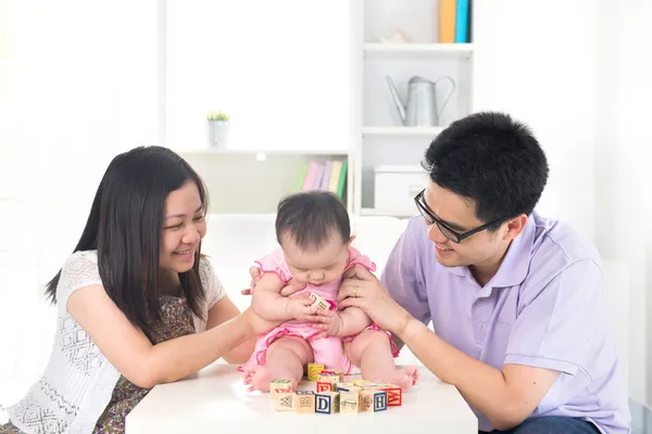 Asyalı bebek eğitim kavramı ile oynarken üst — Stok fotoğraf