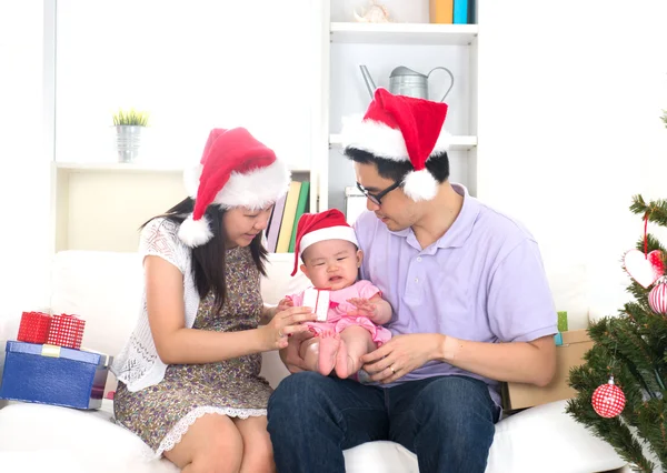 Asiático chinês jovem família celebrando o Natal com bebê chorão — Fotografia de Stock