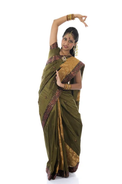 Indická žena tanečnice tančí v bílém pozadí — Stock fotografie