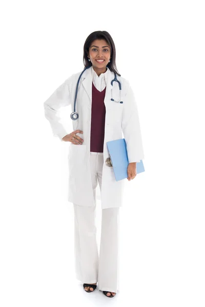 Alegre indiano médico feminino isolado em fundo branco — Fotografia de Stock