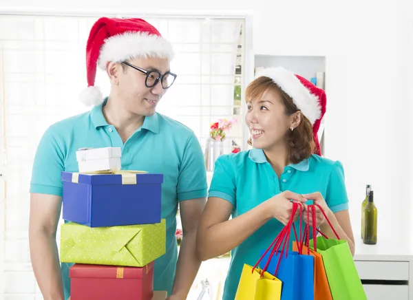 Asiático pareja estilo de vida Navidad celebración regalo compartir — Foto de Stock