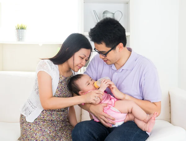 Asiatiques parents nourrir bébé garçon à la maison — Photo