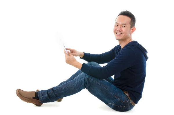 Joven estudiante asiático usando pad PC aislado sobre fondo blanco . — Foto de Stock