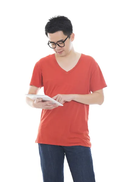 Casual asiático hombre con un tablet ordenador — Foto de Stock