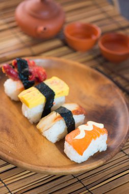 bir plaka üzerinde çeşitli karışık sushi