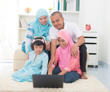 malay Endonezya aile evde İnternet sörf.