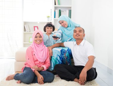 malay aile vakit keyfini televizyon izlerken