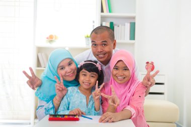 Malezya malay Müslüman ailenin yaşam tarzına b ile birlikte öğrenme