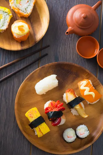 Bir plaka üzerinde çeşitli karışık sushi — Stok fotoğraf