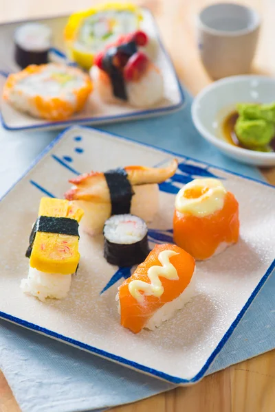 Olika blandade sushi på en tallrik — Stockfoto