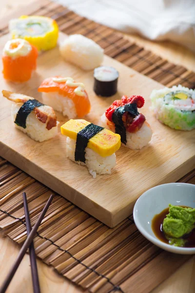 Sushi assortiment op een schotel, close-up — Stockfoto