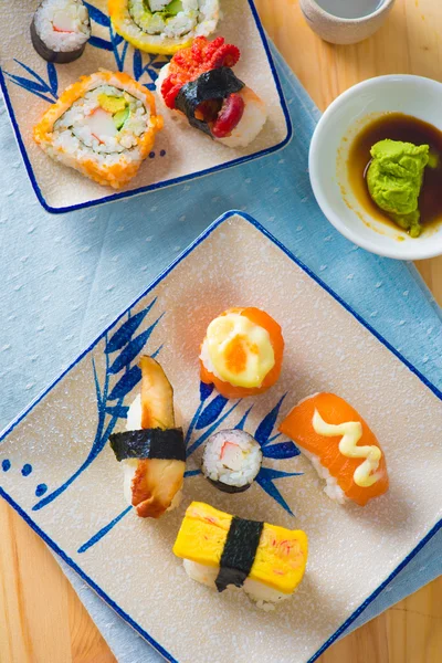 Verschillende geassorteerde sushi op een plaat — Stockfoto