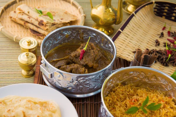 Carne de carneiro korma comida famosa com item de fundo indiano tradicional — Fotografia de Stock