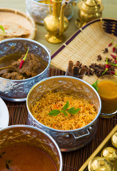 Индийская еда с карри и бирьяни