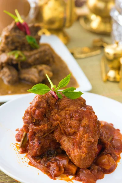 Butter-Hühnercurry mit Basmatireis und Limetten. — Stockfoto