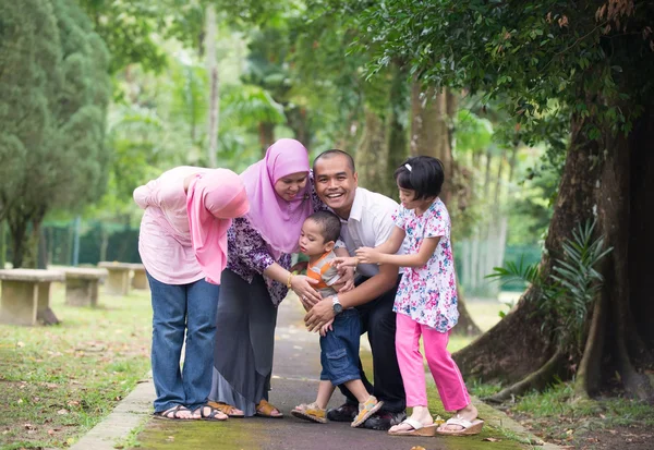 Família malaia se divertindo no parque, pessoas malaias — Fotografia de Stock