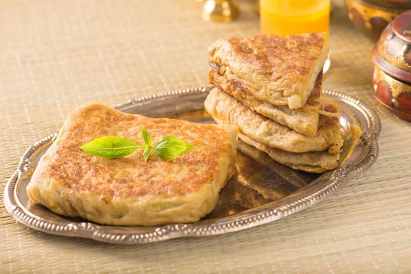 Mutabbaq un popular pan árabe relleno de carne — Foto de Stock