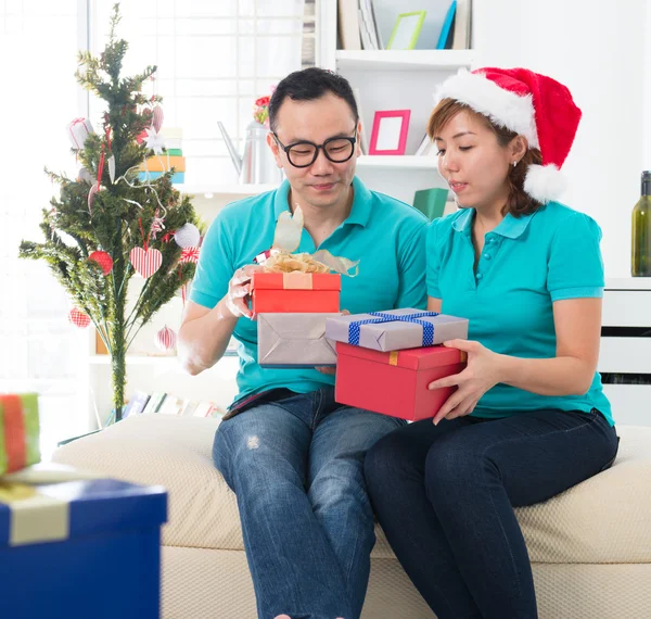 Aziatische paar leven Kerstmis viering geschenk delen — Stockfoto