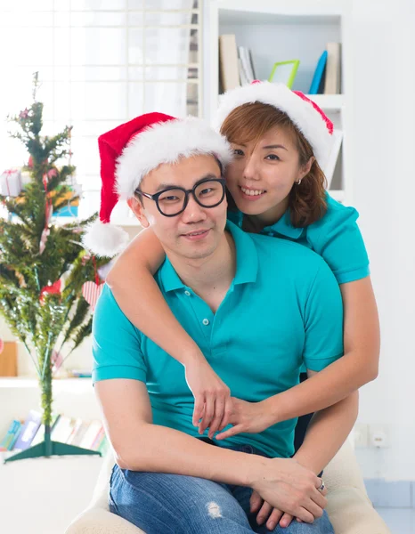 Asiático pareja vida navidad celebración regalo compartir — Foto de Stock