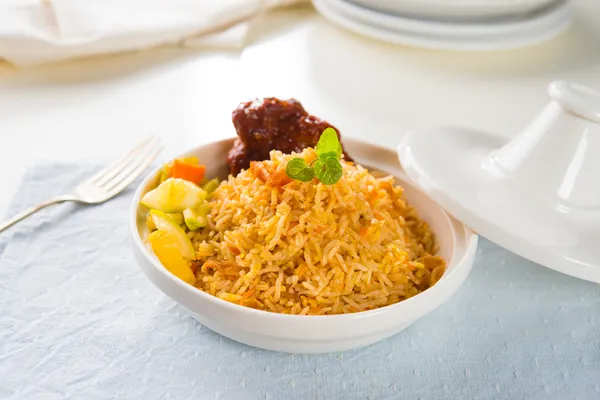 Biryani kip rijst gekookt in Arabische stijl tajine met volmondig — Stockfoto