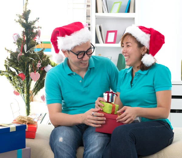 Aziatische paar leven Kerstmis viering geschenk delen — Stockfoto