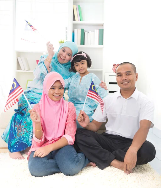 Malay family with malaysian flag lifestyle photo — Stock Photo, Image