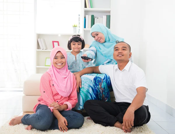 Familia malaya viendo televisión disfrutando de tiempo de calidad —  Fotos de Stock