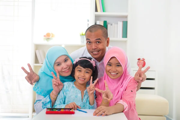 Malaysiska Malaysiska muslimsk familj lärande tillsammans med livsstil b — Stockfoto