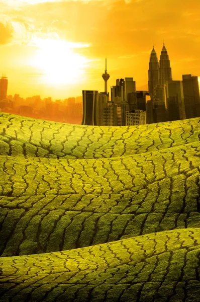 Kuala Lumpur Skyline über Gras Land Feld Gewährleistung Sonnenuntergang — Stockfoto