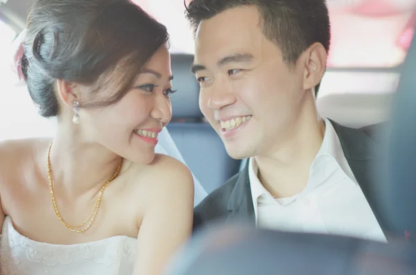Asiático chino novia y novio en su real boda día — Foto de Stock